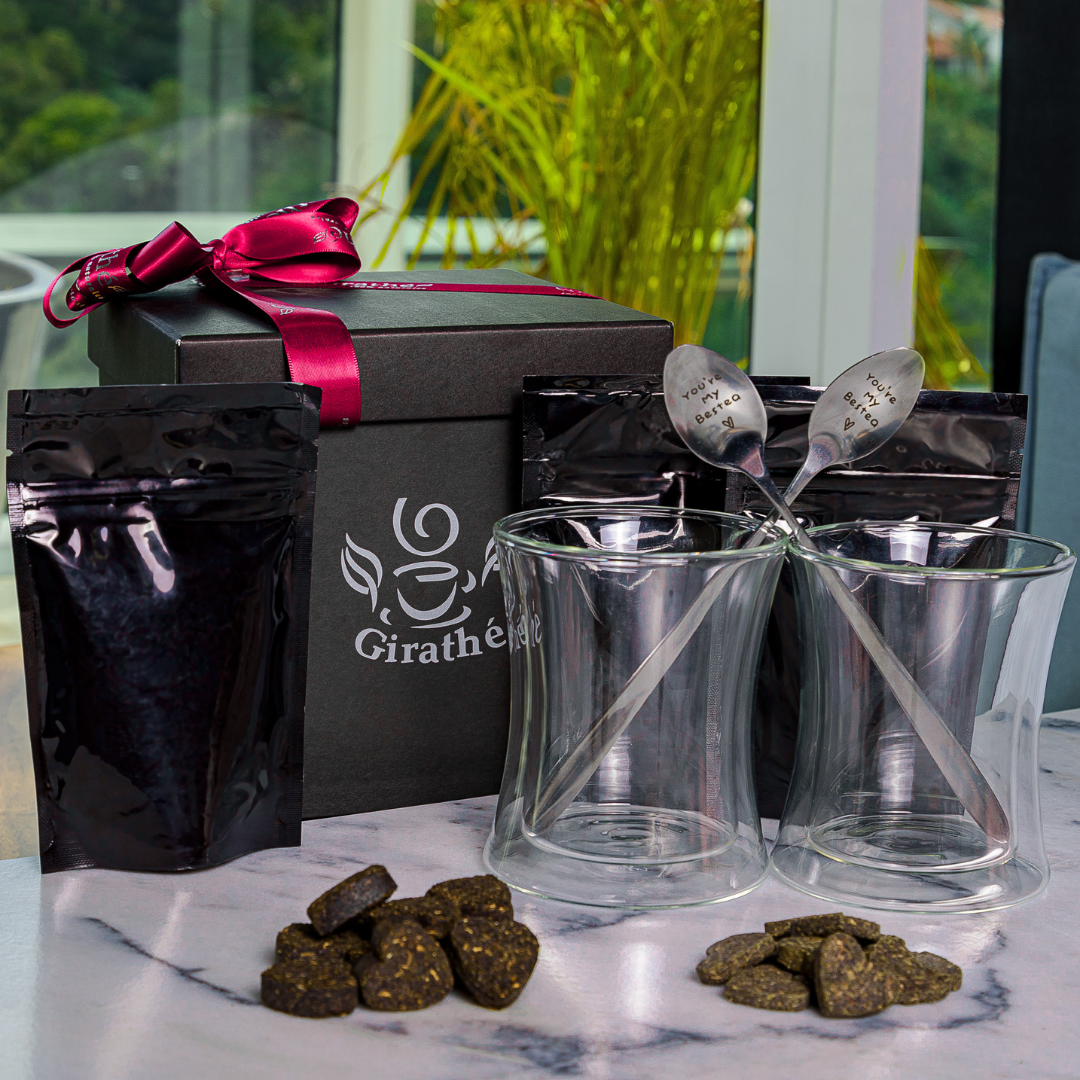 Kit de Regalo del Amor y Amistad (Té verde y te negro en forma de corazón de 100 gramos cada uno, Cuchara en forma de corazón, Vaso doble fondo, Caja para regalo)