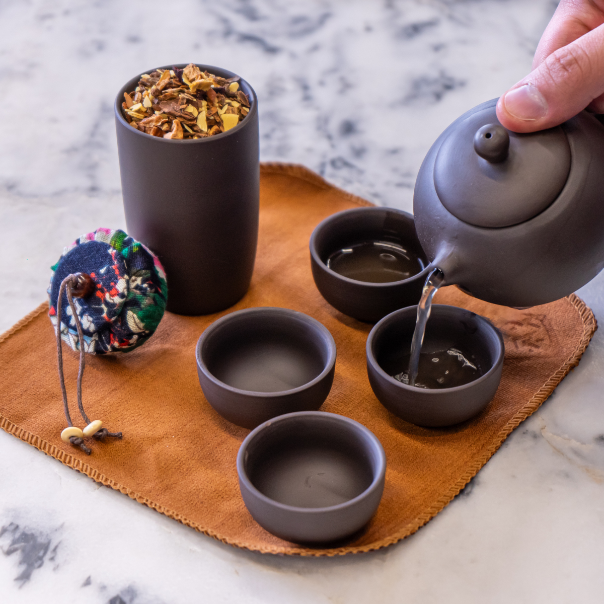 Set de Viaje con Tetera de Cerámica, Vasitos, Estuche y Mantel