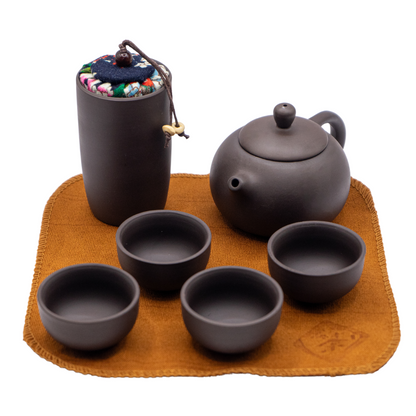 Set de Viaje con Tetera de Cerámica, Vasitos, Estuche y Mantel